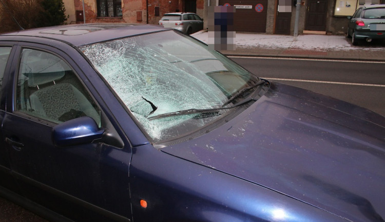 Tragická nehoda v Nové Pace. Ženu na přechodu pro chodce srazilo auto