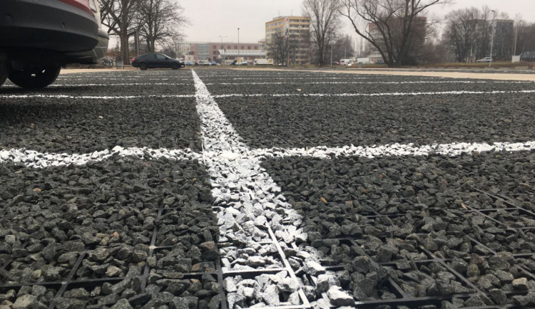 Dnes se otevřelo nové parkoviště u Fakultní nemocnice Hradec Králové