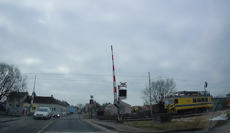 VIDEO: Na některých železničních přejezdech v Budějcích dochází k výlukám, řidiči by měli dbát zvýšené pozornosti