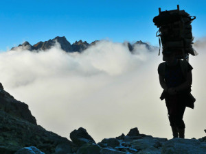 Horští nosiči při Sherpa Cupu vynesli na Sněžku 700 kilo nápojů