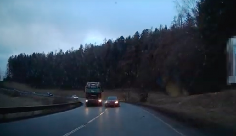 Nebezpečené předjíždění mezi Novou Pakou a obci Horka u Staré Paky