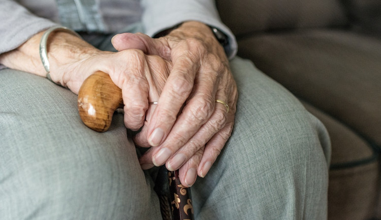 Podvodník vylákal ze seniorky deset tisíc, vymyslel si historku o nezaplacené faktuře