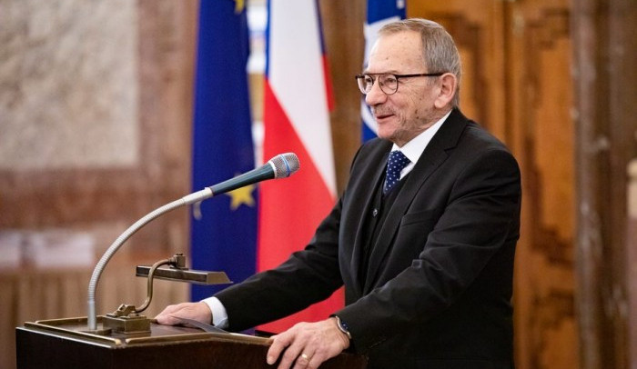Dnes v poledne se v Hradci Králové rozezní sirény. Uctí památku Jaroslava Kubery
