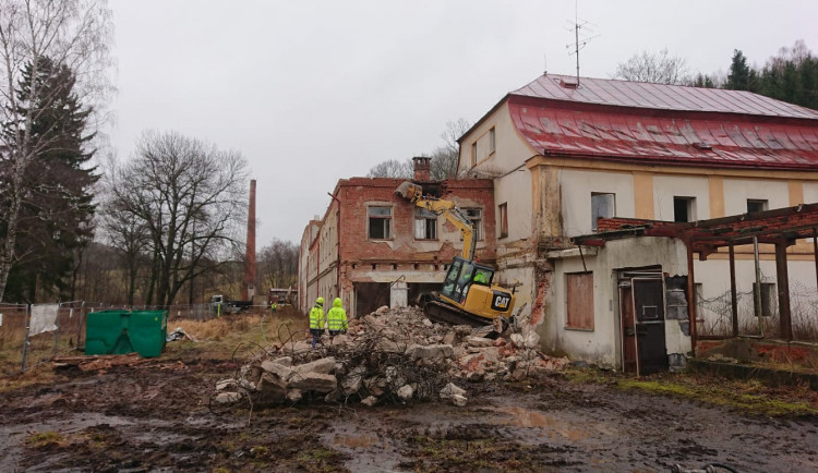 Začala demolice zchátralých objektů lázní v Náchodě - Bělovsi