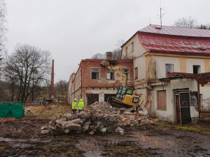 Začala demolice zchátralých objektů lázní v Náchodě - Bělovsi