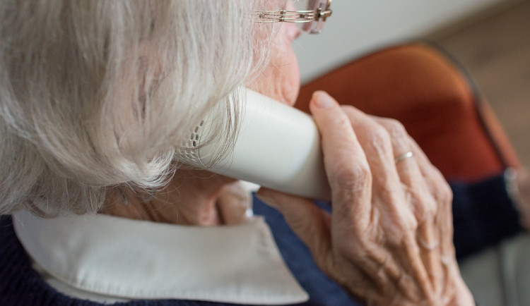 Podvodník v Táboře okradl další seniorku, vypadal prý jako Švejk