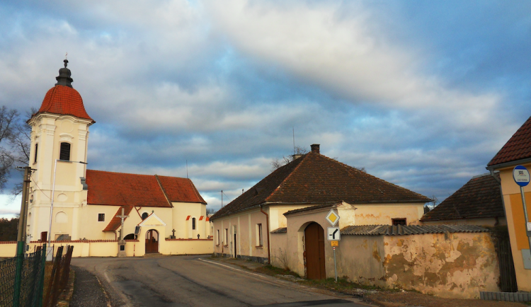 Bývalá fara v Dolních Slověnicích má jít k zemi. Památkáři jsou ale proti