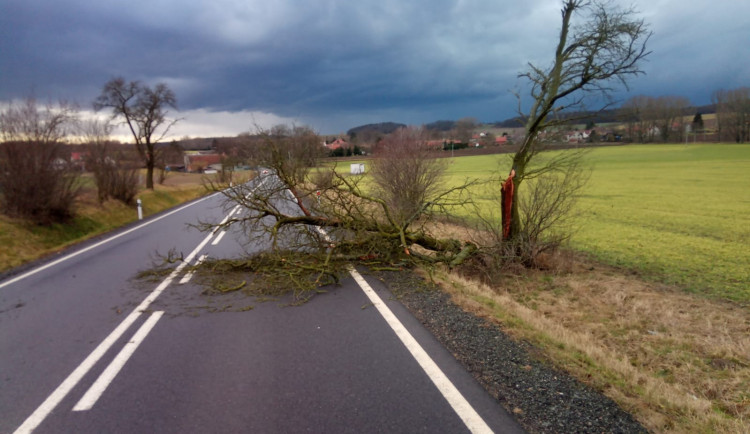 Silný vítr dnes komplikoval dopravu na železnici. Na Sněžce dosahoval síly 198 km/h