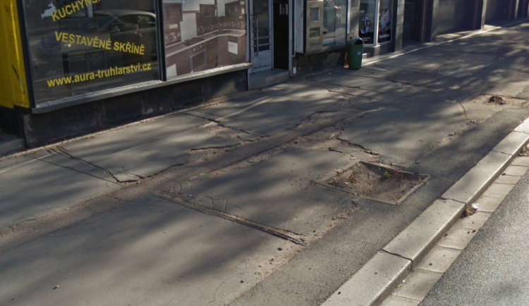 chodník na Gočárově třídě v Hradci Králové