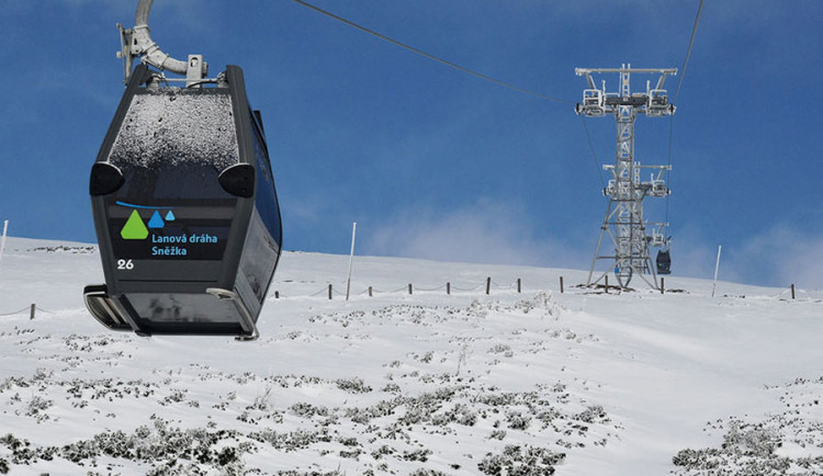 V Krkonoších připadlo 20 cm sněhu. Kabinová lanovka na Sněžku dnes kvůli silnému větru opět nejezdí