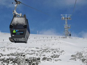 V Krkonoších připadlo 20 cm sněhu. Kabinová lanovka na Sněžku dnes kvůli silnému větru opět nejezdí