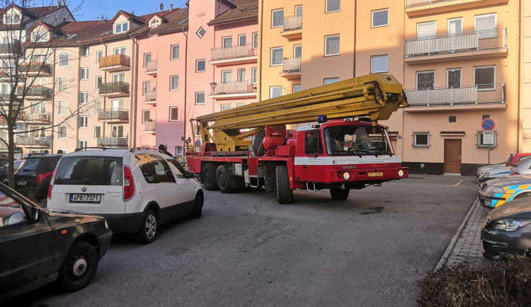 Policisté a hasiči testovali průjezdnost ulic pro záchranné složky