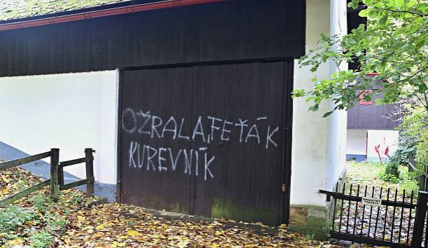 Policie odložila případ posprejovaní Havlovy chalupy na Hrádečku. Pachatele nemá