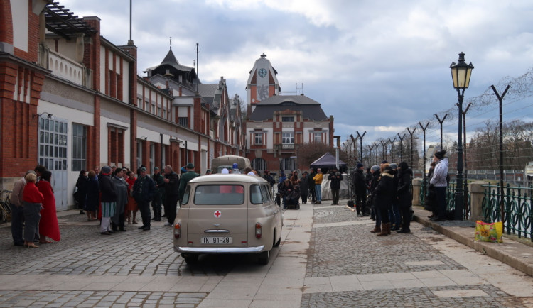 FOTO: V Hradci Králové se natáčí historický seriál Charité 3