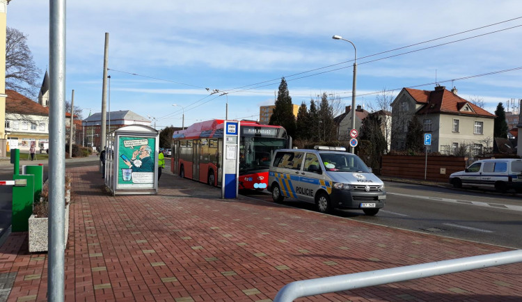 Policie hledá svědky nehody, při které byla autobusem sražena mladá dívka