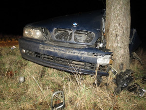 Řidička pod vlivem alkoholu nabourala u Bartoušova na Jičínsku do stromu. Vyvázla bez zranění