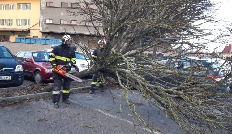 Hasiči a energetici za sebou mají rušnou noc, omezení hlásí i železnice