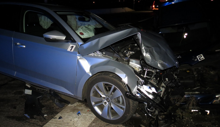Za srážku dvou aut mohla nepozornost. Škoda se vyšplhala na 330 tisíc korun