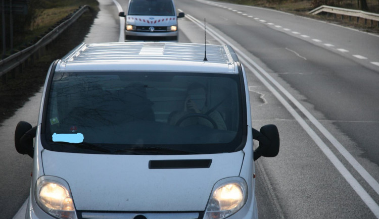 Policisté se zaměřili na telefonování za jízdy, přistihli dvanáct hříšníků