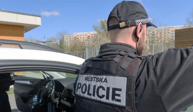 Hradecká záchytka měla o víkendu rušno. Jeden z mužů se chtěl dokonce prát se strážníky
