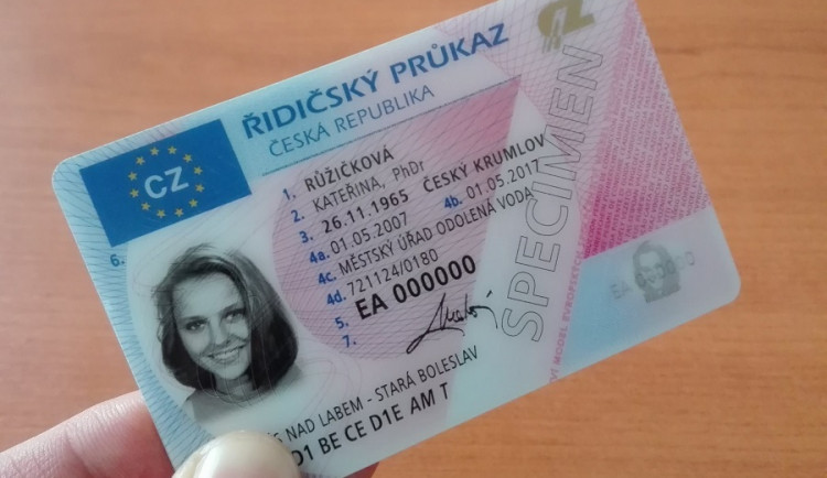 Výměna řidičáku v letošním roce nemine přes 13 tisíc šoférů na Hradecku
