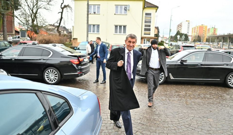 Premiéra Babiše vypískala při návštěvě kraje v Náchodě stovka lidí