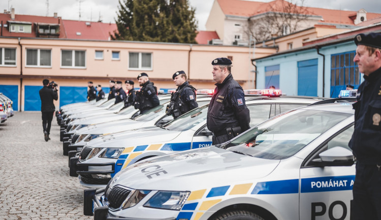 Jihočeští policisté mají nová auta, hlídky po předání hned vyrazily do terénu