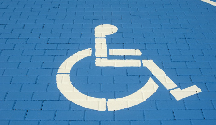 Pro přidělování vyhrazeného stání pro invalidy, budou platit po Hradci nová pravidla