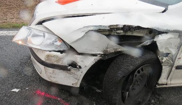 Auto do kterého řidička nabourala