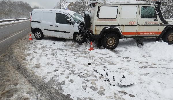 Šoféra na Trutnovsku překvapil sníh. Dostal smyk a naboural do stojícího auta
