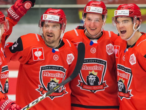Červené dresy hradeckých hokejistů z letošní Ligy mistrů jdou do aukce