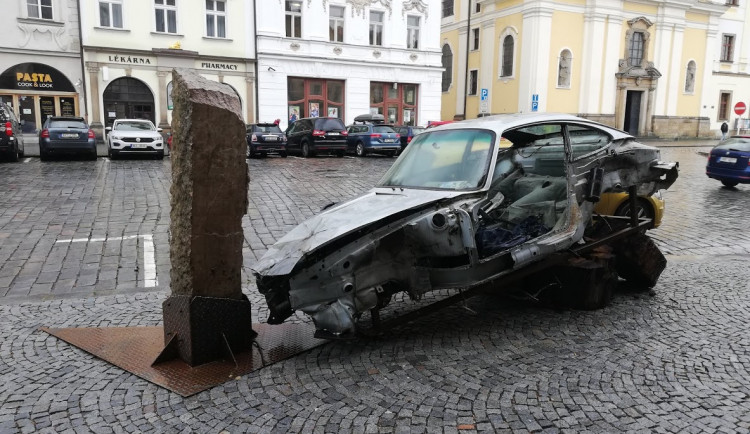 Exponát před GMU Hradec Králové.