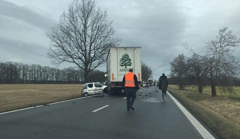 Vážná dopravní nehoda zastavila provoz u Dasného, řidič osobáku utrpěl těžká zranění