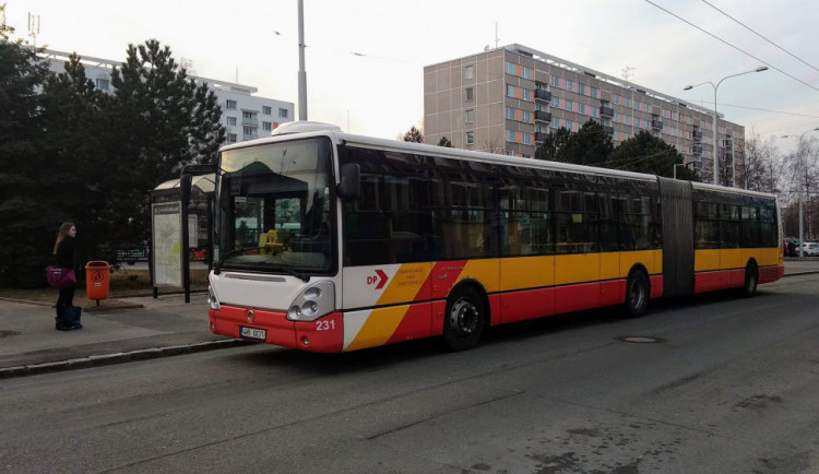Hradecký dopravní podnik přistoupil k preventivnímu opatření. Dveře v MHD se teď otevírají automaticky