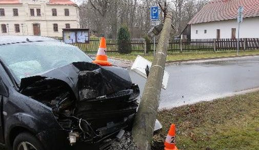 Část obyvatel Bělče nad Orlicí byla včera bez proudu. Do sloupu s vedením v obci nabouralo auto