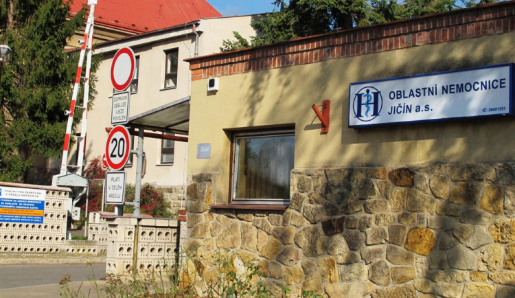 Zákaz návštěv vyhlásila i nemocnice v Jičíně a Novém Bydžově