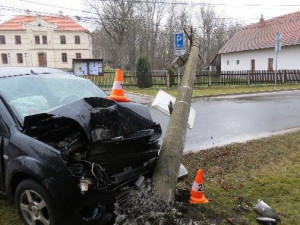 Část obyvatel Bělče nad Orlicí byla včera bez proudu. Do sloupu s vedením v obci nabouralo auto