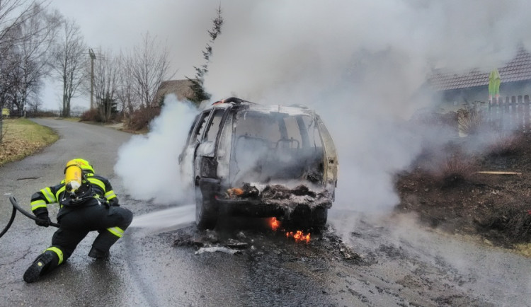 Požár osobního auta v Dobrošově