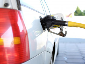 Benzin i nafta v Královéhradeckém kraji zlevnily za měsíc a půl skoro o korunu na litru. Ceny mají klesat i nadále