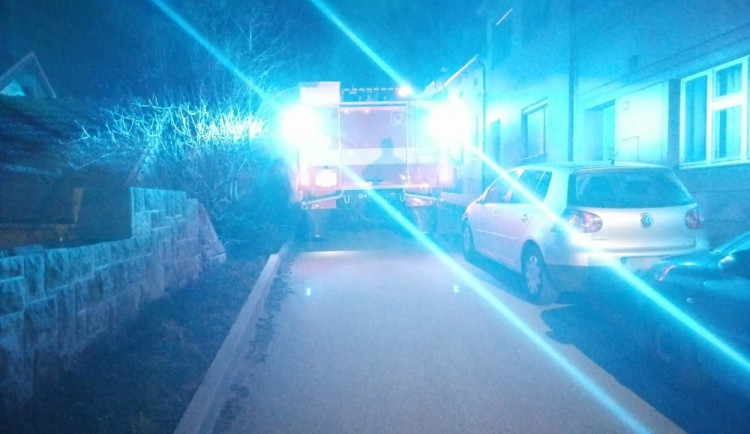 Hasiči se špatně dostávali k požáru