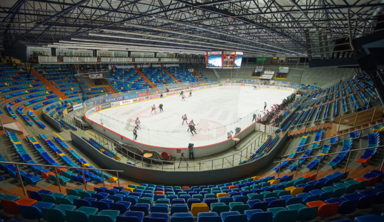 FOTO: Zápas bez fanoušků Mountfield proti Karlovým Varům prohrál 3:5