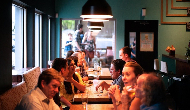 Od dnešních šesti hodin ráno jsou s výjimkami uzavřeny obchody a restaurace