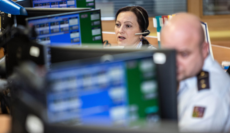 Linka 112 je přetížená. Pro získání informací fungují jiná telefonní čísla, říkají hygienici