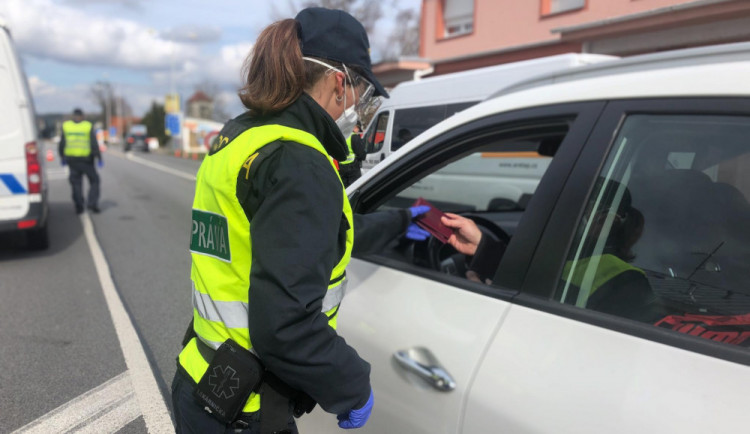 Celé Česko je v karanténě. Vláda zakazuje volný pohyb, do práce a na nákupy lidé mohou