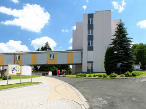 Plánované operace a vyšetření odkládá i nemocnice v Trutnově. Tatínkové nesmí k porodům