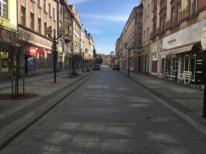 FOTO: Lidé v Hradci Králové nařízení vlády dodržují. Ulice zejí prázdnotou