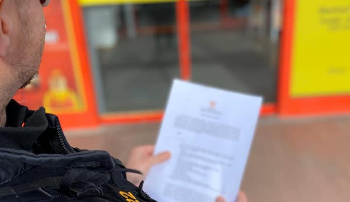 Policisté kontrolují uzavřené ocbhody. Za porušení hrozí vysoké pokuty.