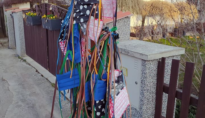 Jana Rábová vymyslela Rouškovník. Z něho si může vzít roušku každý, kdo jí potřebuje