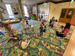Fakultní nemocnice Hradec Králové zařídila hlídání dětí svých lékařů. Pomáhají studenti z UHK
