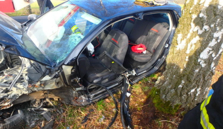 Řidič v Jaroměři sešrotoval své auto o strom. Vyvázl se zraněním